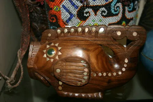 Melanesia South Pacific Art Trobriand Mother Pearl Salty Crocodile Carving 1A22.