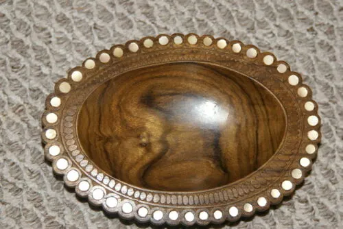 Melanesia South Pacific Art Trobriand Mother Pearl Salty Crocodile Carving 1A22.